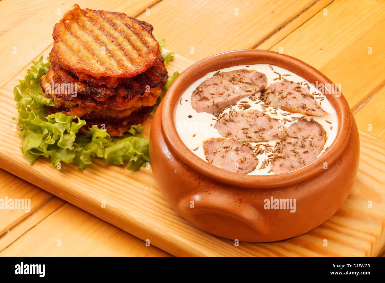 Les galettes de pommes de terre avec la sauce Banque D'Images