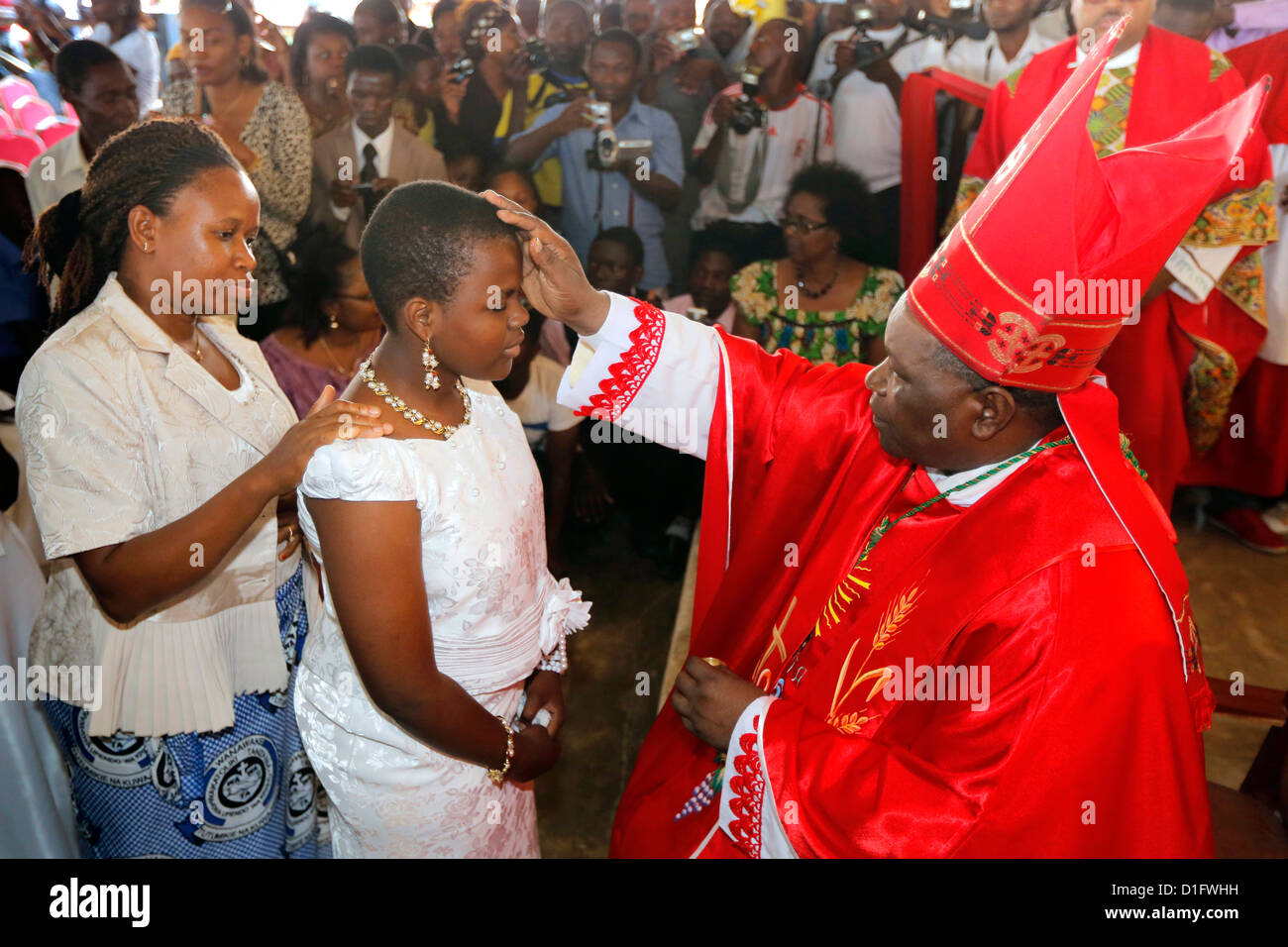 Telesphor Mkude évêque catholique romain de Morogoro Diocèse au cours de la cérémonie de confirmation à Bagamoyo, Tanzanie Banque D'Images