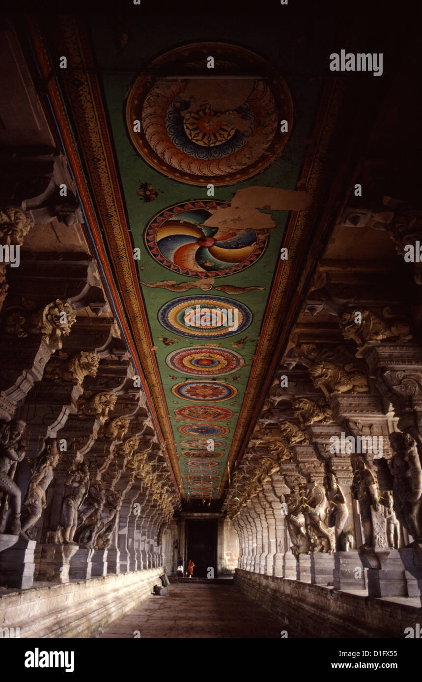 Le couloir de 1000 piliers du temple Ramanathaswamy dédié à dieu Shiva situé sur Rameswaram également appelé l'île Pamban dans l'état de Tamil Nadu, dans le sud de l'Inde Banque D'Images