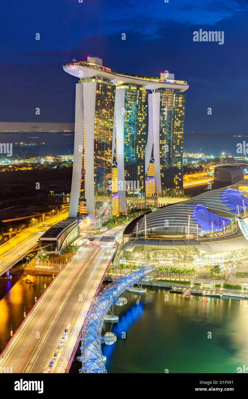 L'Helix Bridge et Marina Bay Sands Singapour la nuit, Marina Bay, à Singapour, en Asie du Sud-Est, l'Asie Banque D'Images