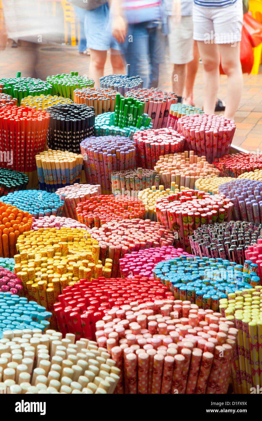 Baguettes décoratives colorées pour vente comme souvenirs aux touristes dans le quartier chinois, le marché de la rue du Temple, à Singapour, en Asie du sud-est Banque D'Images