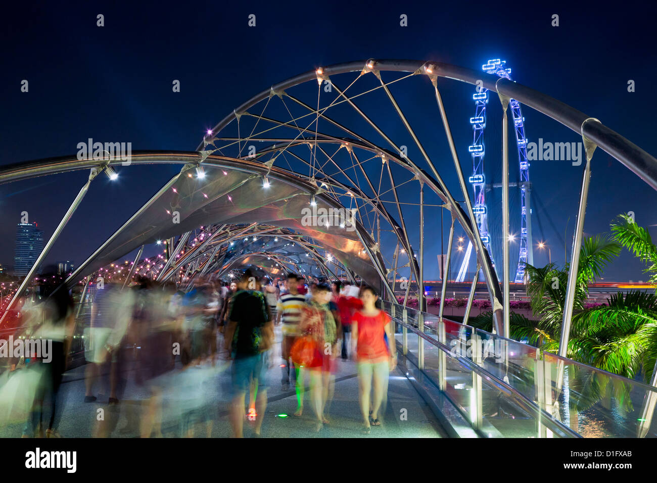 L'Helix bridge à Marina Bay et Singapore Flyer, Singapour, en Asie du Sud-Est, l'Asie Banque D'Images