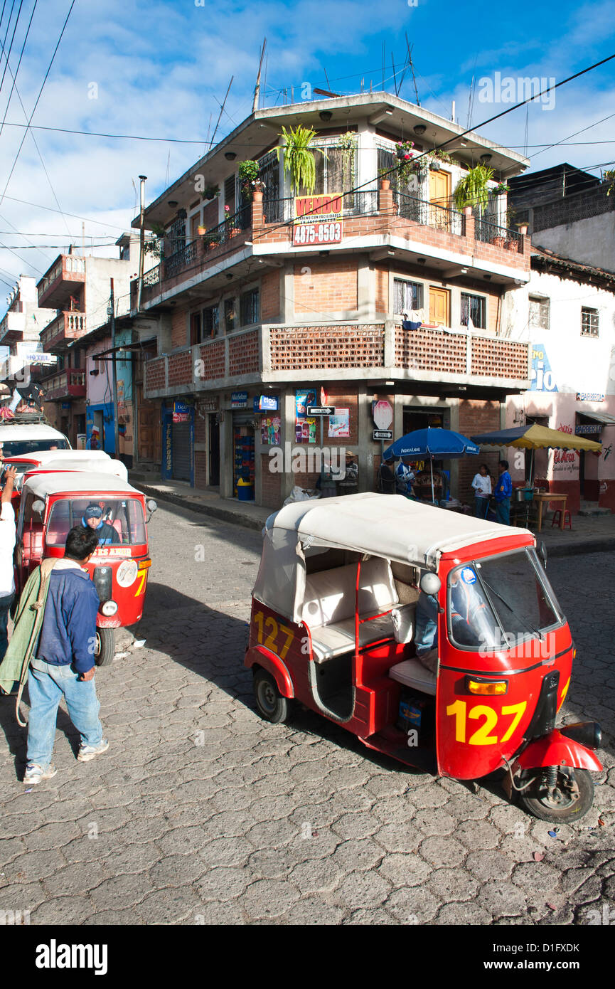 Tuk Tuks à Chichicastenango, Guatemala, Amérique Centrale Banque D'Images