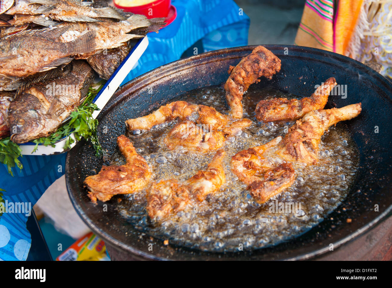 Pollo Campero (poulet frit) dans le marché à Santiago Sacatepequez, Guatemala, Amérique Centrale Banque D'Images