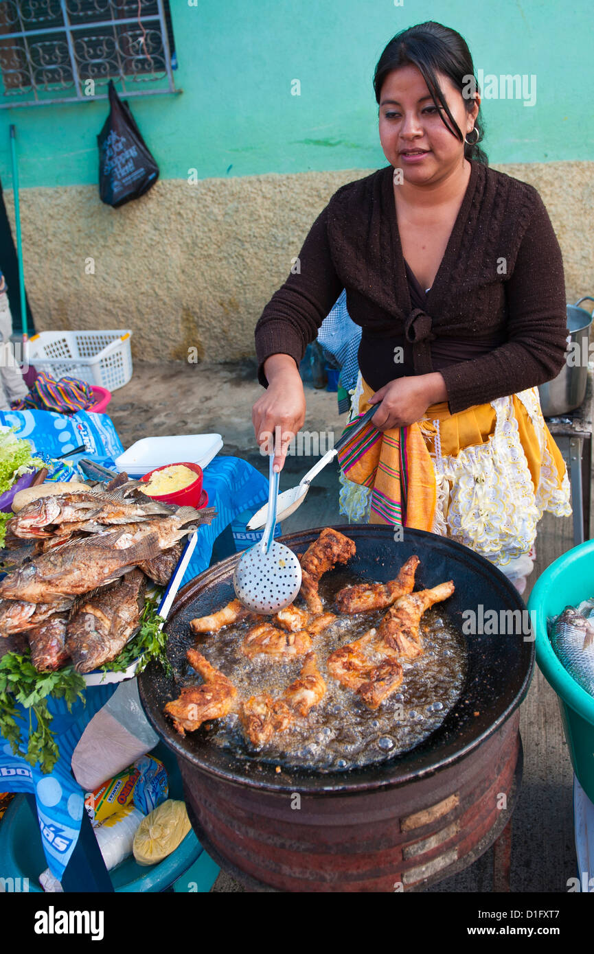 Pollo Campero (poulet frit) dans le marché à Santiago Sacatepequez, Guatemala, Amérique Centrale Banque D'Images