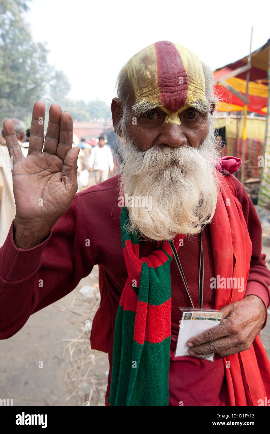 Pundit Vaishnavite habillé en rouge et avec de lourdes de santal et abir tilak sur le front, à Sonepur juste Bovins, Bihar, Inde Banque D'Images