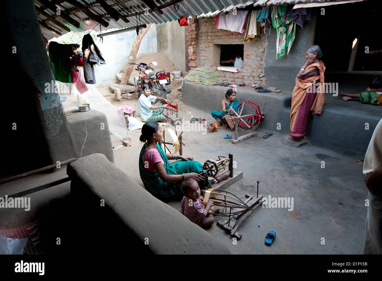Les femmes dans les parties communes de l'arrière-cour du village de tissage, de filage, tissage de fils de soie Vaidyanathpur village, Orissa, Inde Banque D'Images