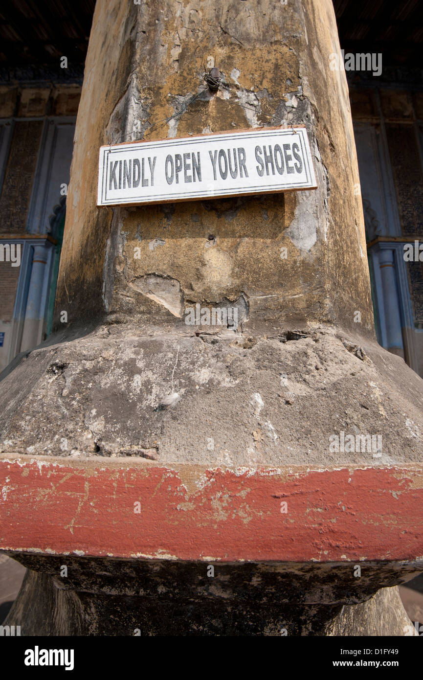 Avis de demande aux visiteurs d'enlever leurs chaussures, l'entrée à l'Imambara Hugli, banque de la rivière Hugli, West Bengal, India Banque D'Images