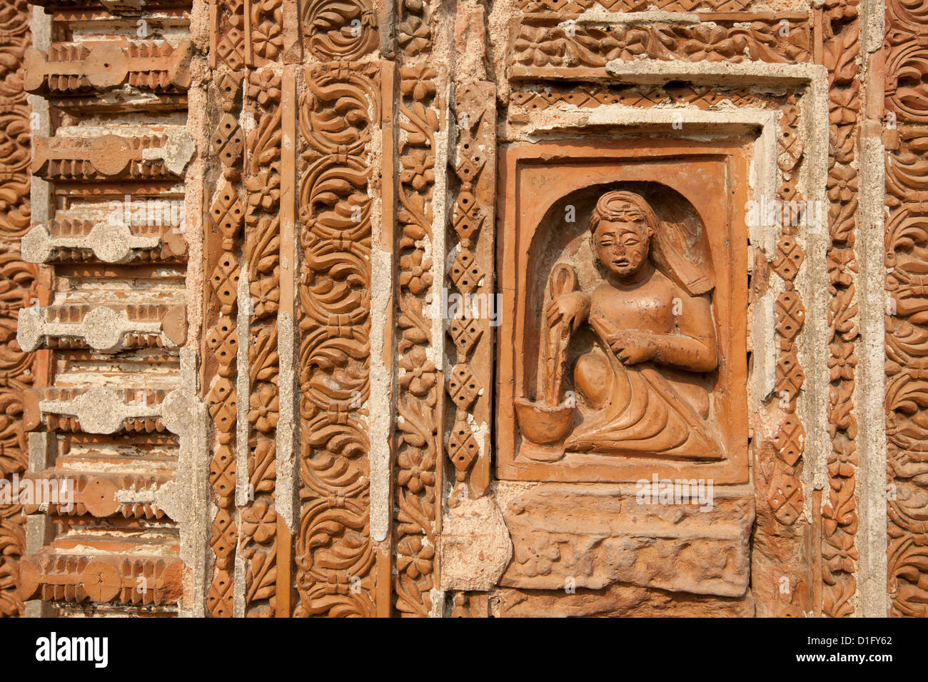 Détail de façade sculptée de l'Prataspeswar temple en terre cuite, construit en 1849, l'ensemble du temple de Kalna, West Bengal, India Banque D'Images
