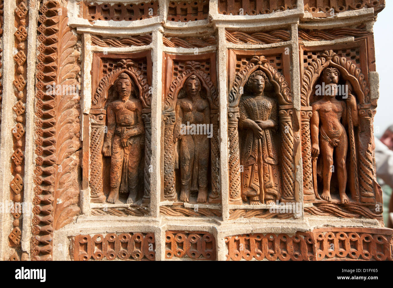 Détail de façade sculptée de l'Prataspeswar temple en terre cuite, construit en 1849, l'ensemble du temple de Kalna, West Bengal, India Banque D'Images