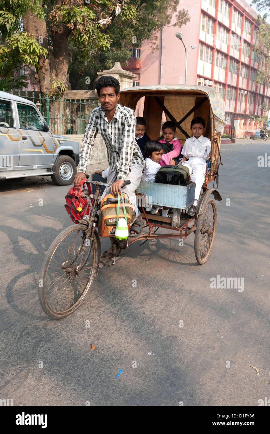 Pousse-pousse à vélo en prenant les enfants à l'école, Chandernagar, Bengale occidental, Inde, Asie Banque D'Images