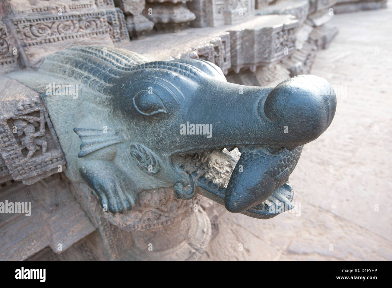 Tenant un poisson Crocodile, sculptés dans la pierre verte, temple du soleil de Konarak détail, Konarak, Orissa, Inde, Asie Banque D'Images
