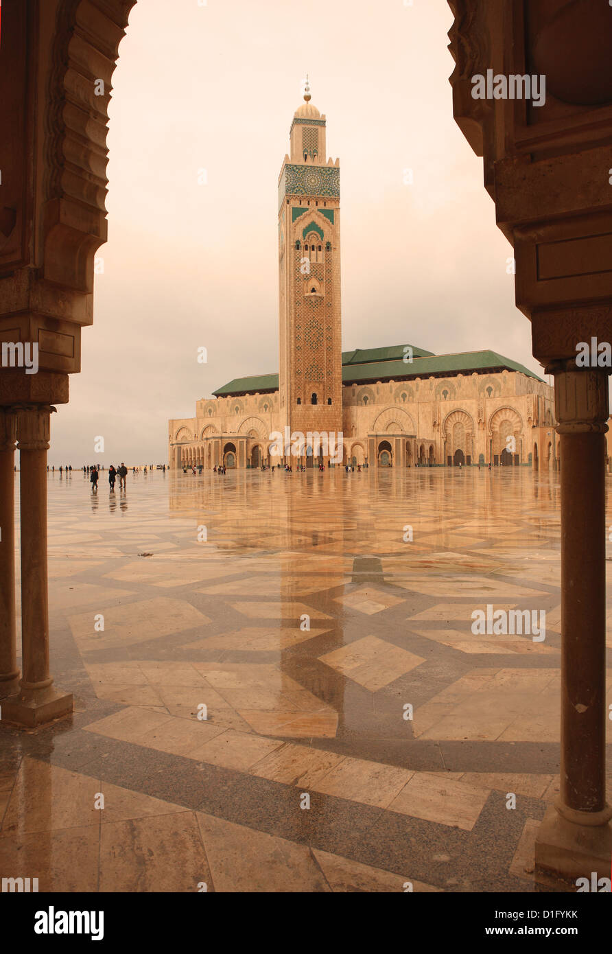 Mosquée Hassan II par archway, Casablanca, Maroc, Afrique du Nord, Afrique Banque D'Images