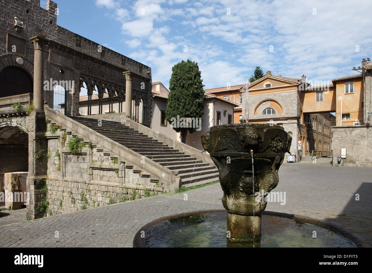 Fontaine et terrasse du Palais des Papes de Viterbe, Latium, Italie, Europe Banque D'Images