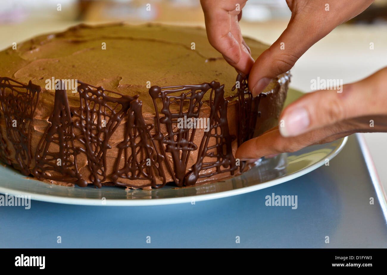 L Ajout De Filigrane Au Chocolat Pour Un Gateau De Decoration Photo Stock Alamy