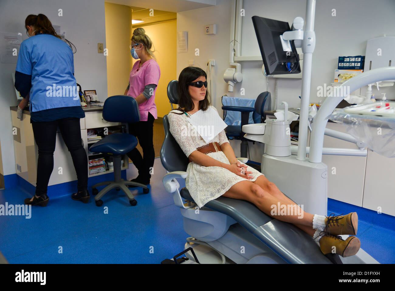 Jeune femme en attente tandis que le président du dentiste dentiste et sous-évaluer ses rayons x Banque D'Images
