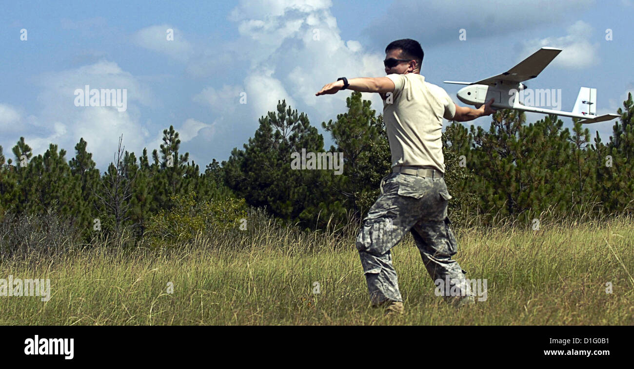 Un parachutiste américain lance le Corbeau pendant un exercice de formation certification raven le 30 juillet 2008 à Fort Bragg, NC. Banque D'Images