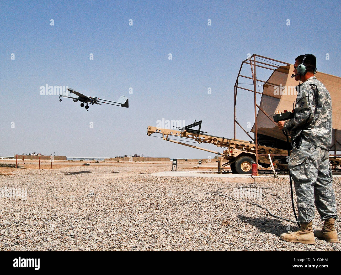 Un RQ-7B Shadow 200 UAV est lancé à partir d'un lanceur pneumatique à l'aéronef le lancement et la récupération primaire du site le Camp Taji, l'Iraq le 11 août 2008. L'ombre donne aux commandants sur le terrain la capacité de voir l'ensemble du champ de bataille. Banque D'Images