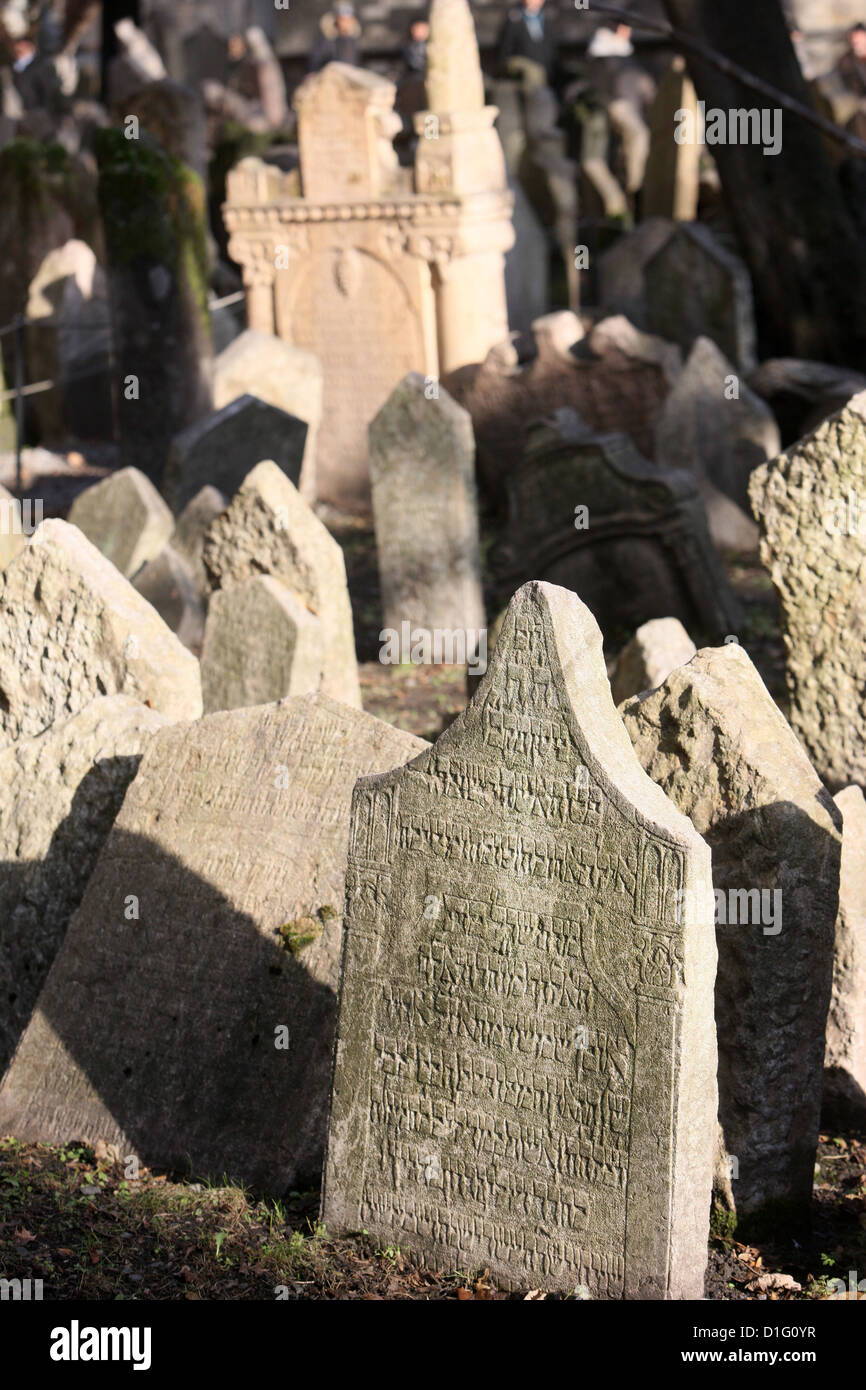 Pierres tombales dans l'ancien cimetière juif de Josefov, le quartier juif dans la Vieille Ville, Prague, République Tchèque, Europe Banque D'Images