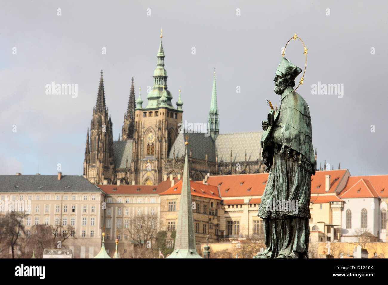 Jean Népomucène statue sur le pont Charles, Site du patrimoine mondial de l'UNESCO, Prague, République Tchèque, Europe Banque D'Images