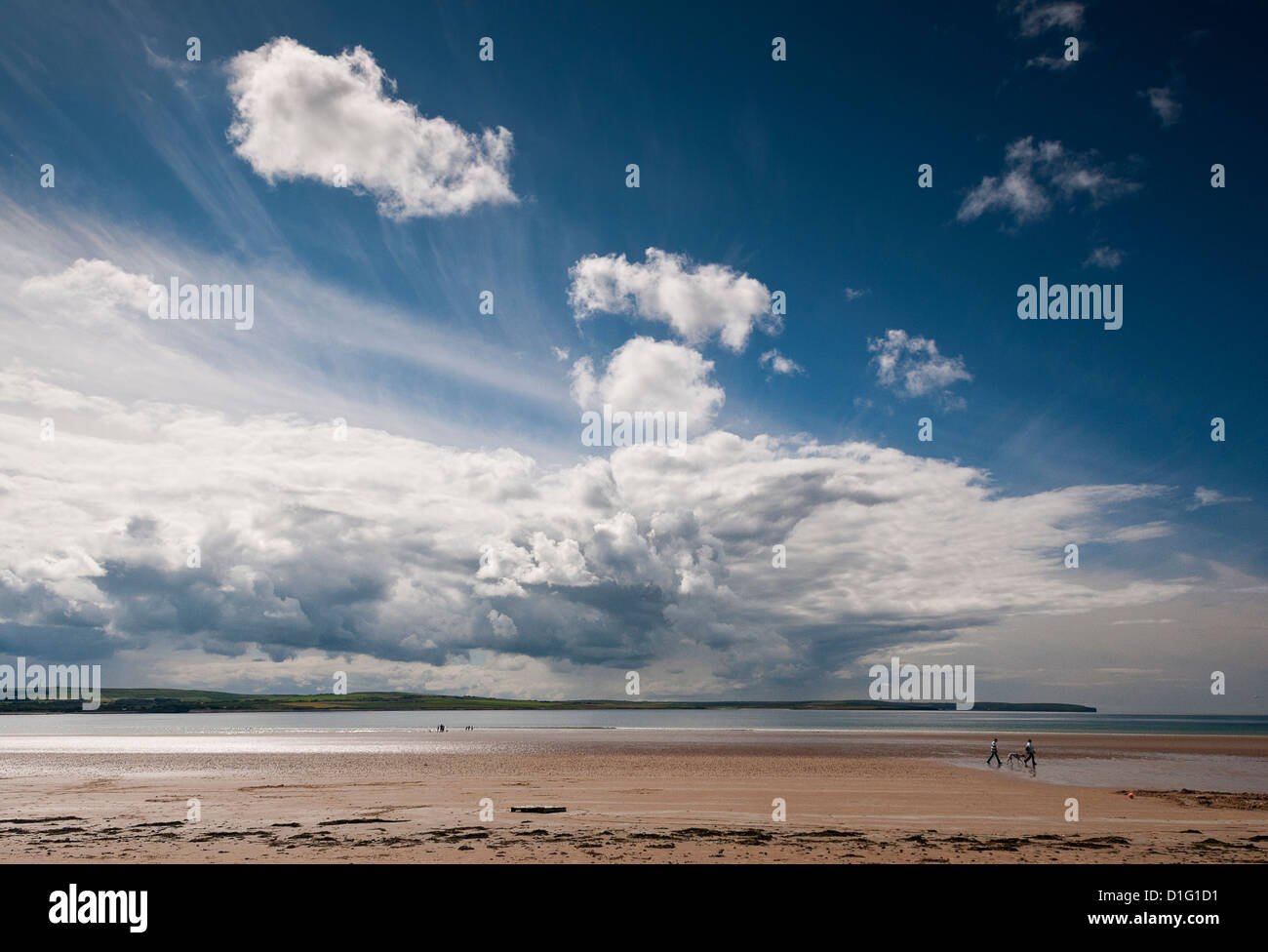 La formation de nuages blancs dans le ciel bleu au-dessus de la plage, de l'Écosse. Dunnett Banque D'Images