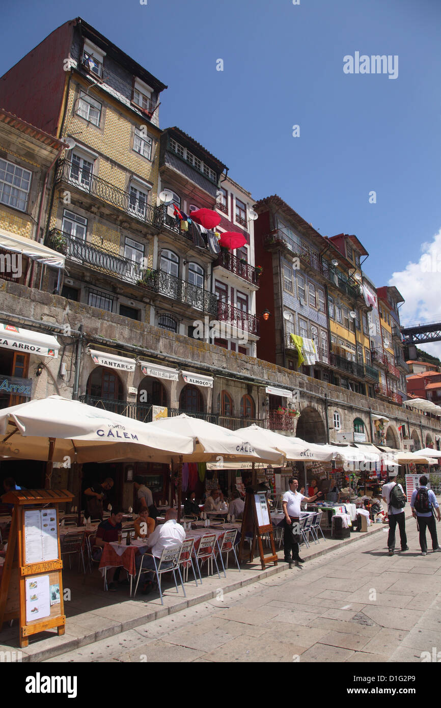 Cafés et restaurants par le fleuve Douro, dans le quartier de Ribeira, classé au Patrimoine Mondial de l'UNESCO, Porto, Douro, Portugal, Europe Banque D'Images