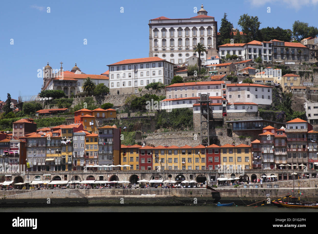 Les bâtiments donnent sur le fleuve Douro sur le quartier de Ribeira, classé au Patrimoine Mondial de l'UNESCO, Porto, Douro, Portugal, Europe Banque D'Images