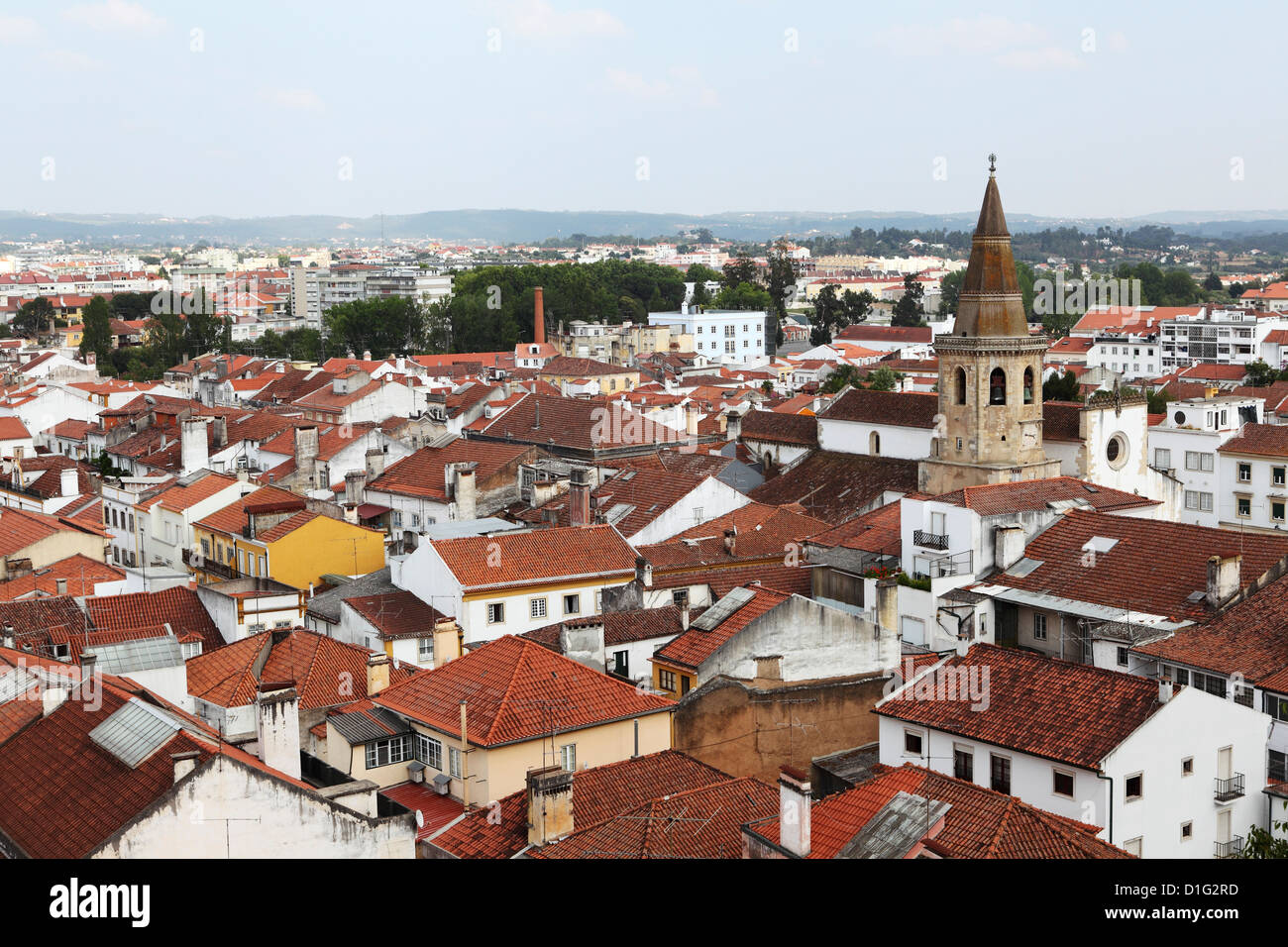 Toits et la flèche octogonale de l'église Saint Jean Baptiste (Sao Joao Baptista) dans la ville de Tomar, Portugal, Portugal Banque D'Images