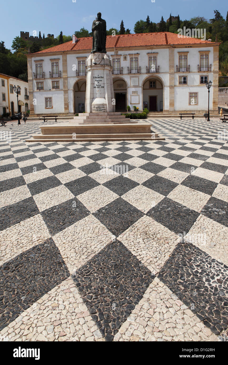 Pavage portugais pavée en face de l'hôtel de ville de Tomar, Portugal, Portugal, Europe Banque D'Images