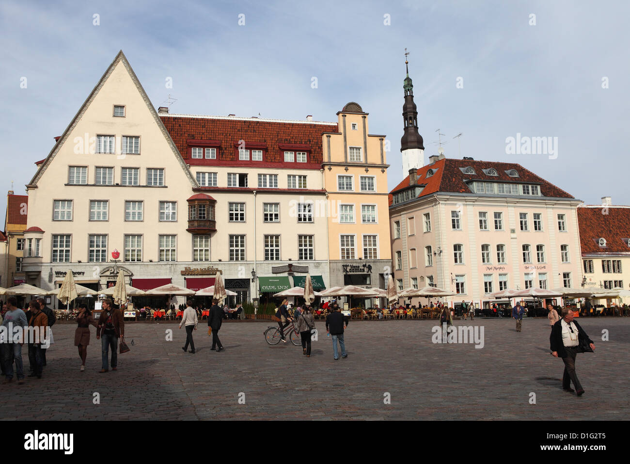 La vie quotidienne et les bâtiments sur la place de l'Hôtel de Ville (Raekoja plats), UNESCO World Heritage Site, Tallinn, Estonie, Europe Banque D'Images