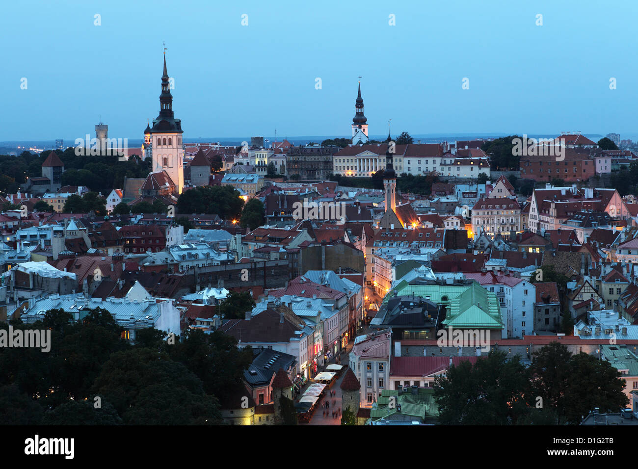 Crépuscule sur le centre-ville et de la Vieille Ville, site du patrimoine mondial de l'UNESCO, Tallinn, Estonie, Europe Banque D'Images