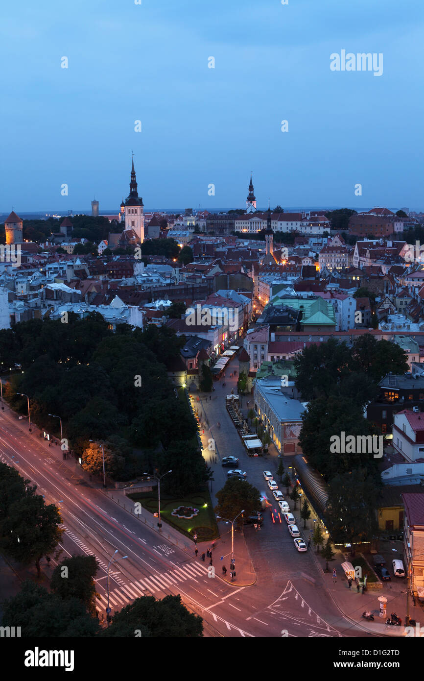 Crépuscule sur le centre-ville et de la Vieille Ville, site du patrimoine mondial de l'UNESCO, Tallinn, Estonie, Europe Banque D'Images