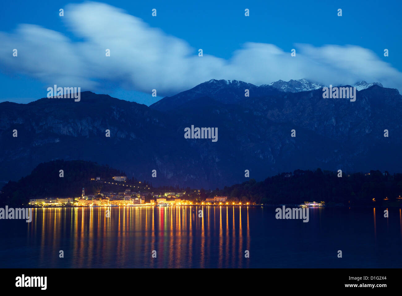 Les lumières du soir de Bellagio, Lac de Côme, Lombardie, lacs italiens, Italie, Europe Banque D'Images