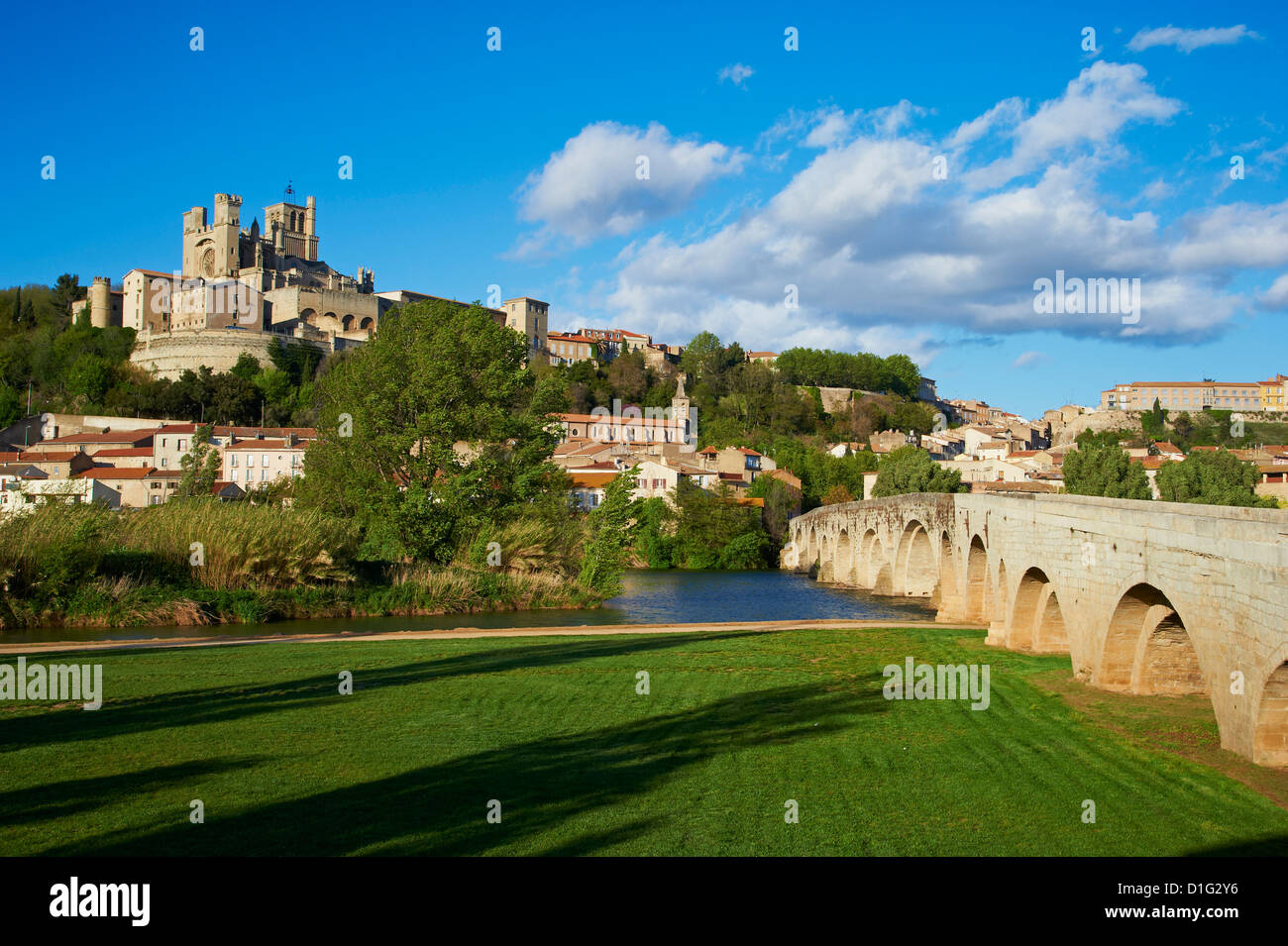 Cathédrale Saint-Nazaire et Pont Vieux (Vieux Pont) sur la rivière Orb, Béziers, Hérault, Languedoc, France, Europe Banque D'Images