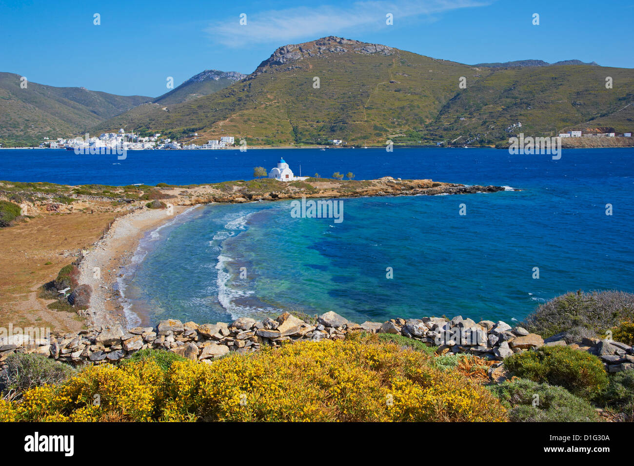 Plage et église, Agios Panteleimon, Amorgos, Cyclades, Mer Égée, îles grecques, Grèce, Europe Banque D'Images