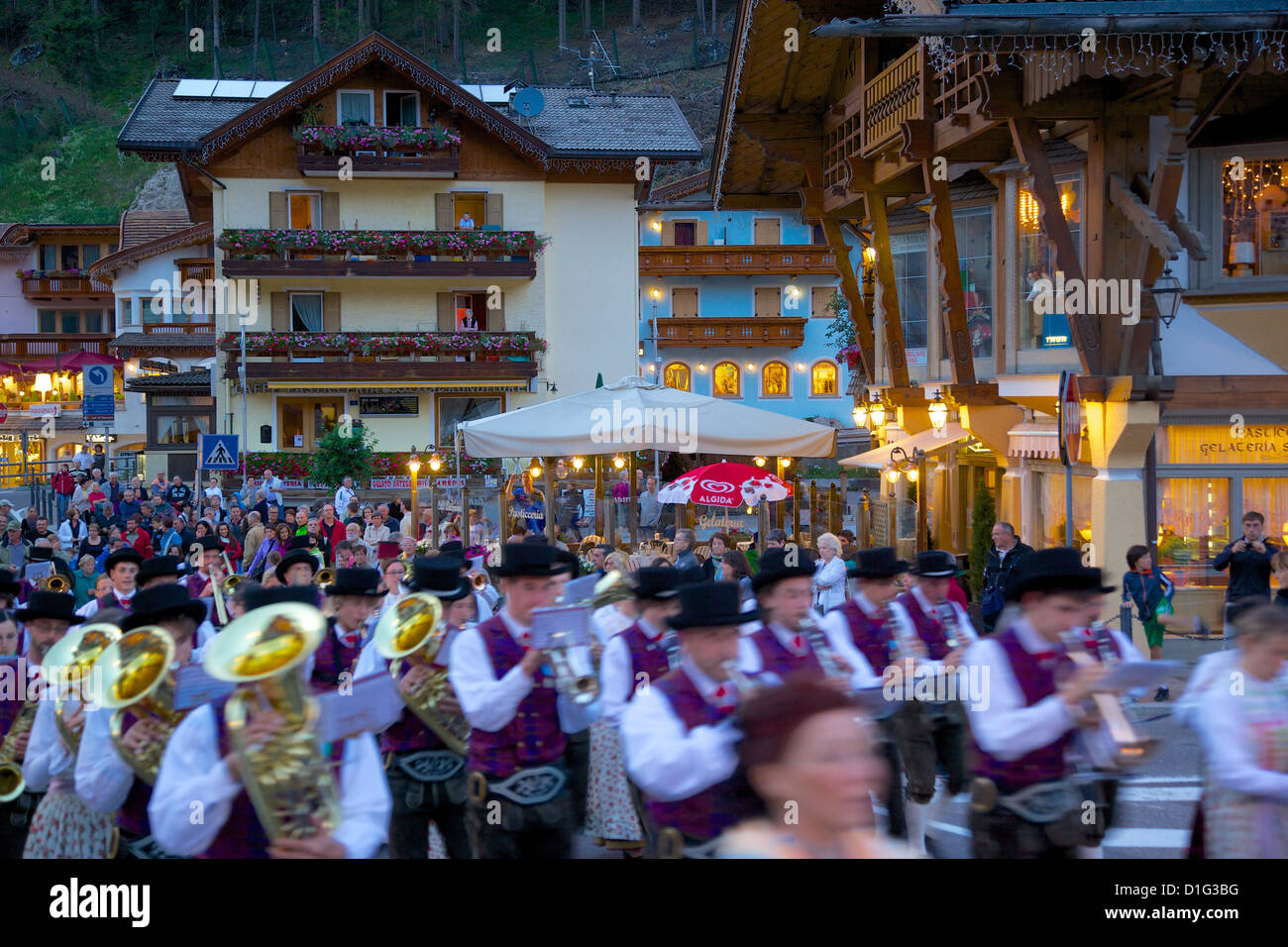 Ville au crépuscule, Canazei, Val di Fassa, Trentino-Alto Adige, Italie, Europe Banque D'Images