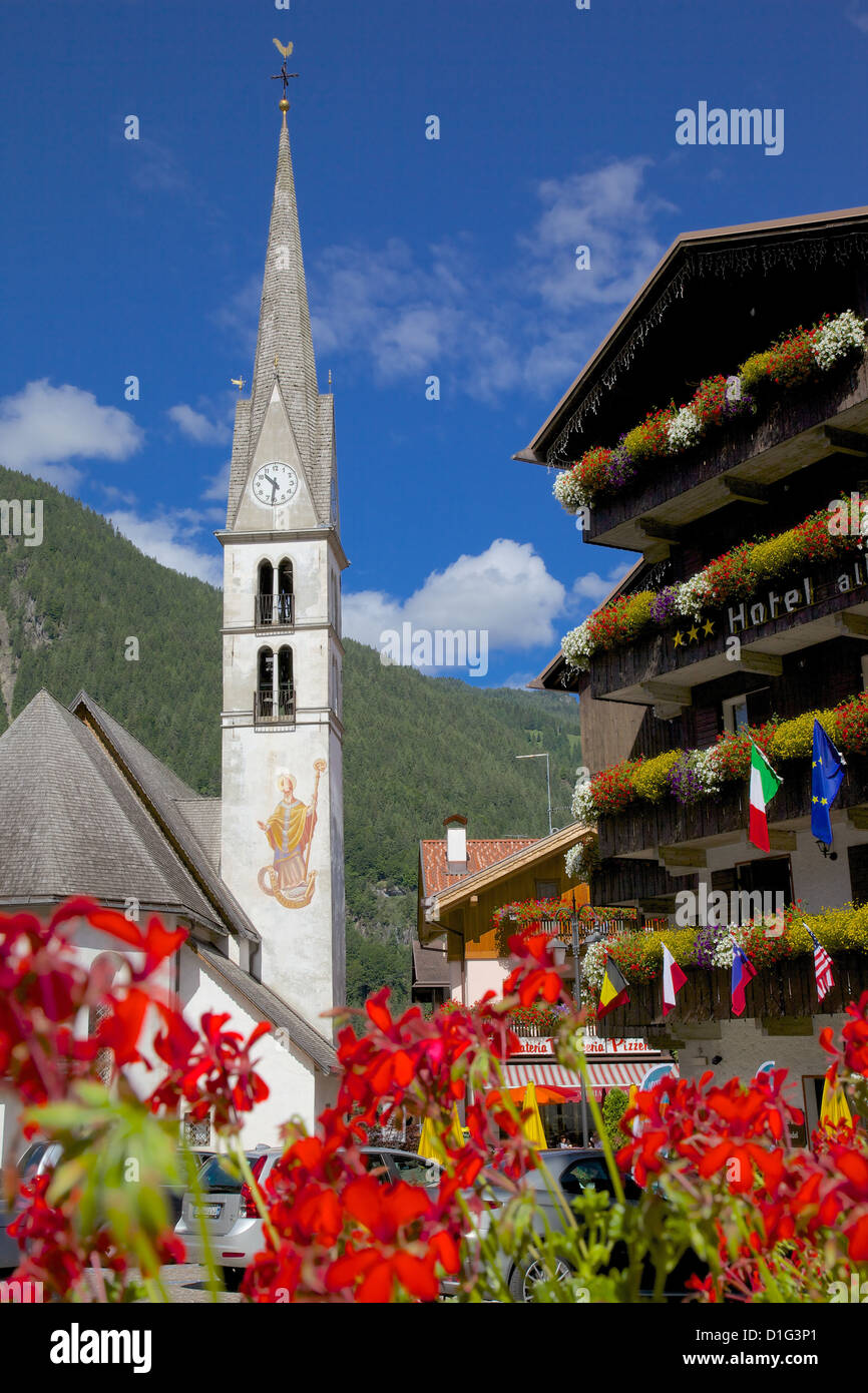 L'église et de l'hôtel, Rome, Italie, la province de Belluno Dolomites, Italie, Europe Banque D'Images