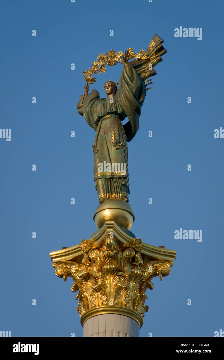 Sculpture femme symbole de l'Ukraine sur la place Maidan Kiev