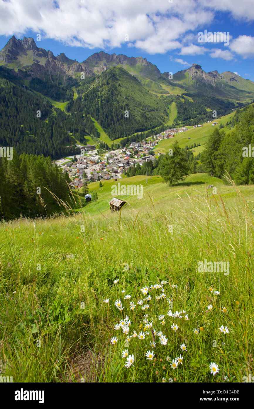 Vue sur la ville, Arabba, la province de Belluno, Trento, Dolomites, Italie, Europe Banque D'Images