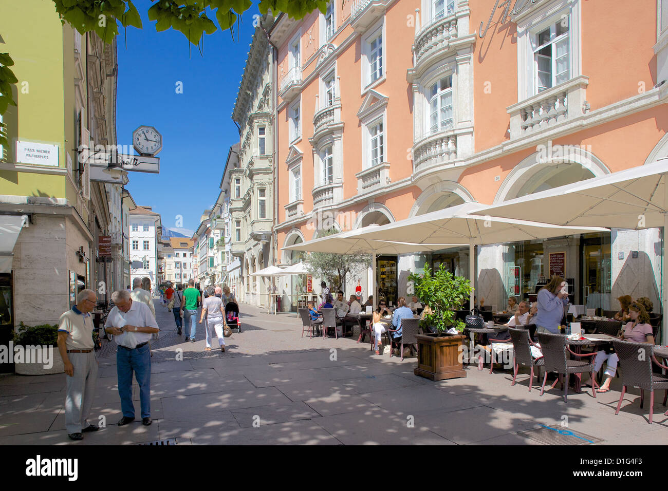 Des cafés et des boutiques, Via Mostra, Bolzano, la Province de Bolzano, Trentin-Haut-Adige, Italie, Europe Banque D'Images