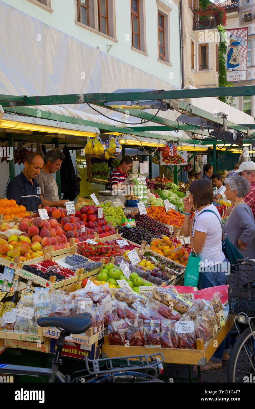 Échoppe de marché, marché de la Piazza Erbe, Bolzano, la Province de Bolzano, Trentin-Haut-Adige, Italie, Europe Banque D'Images