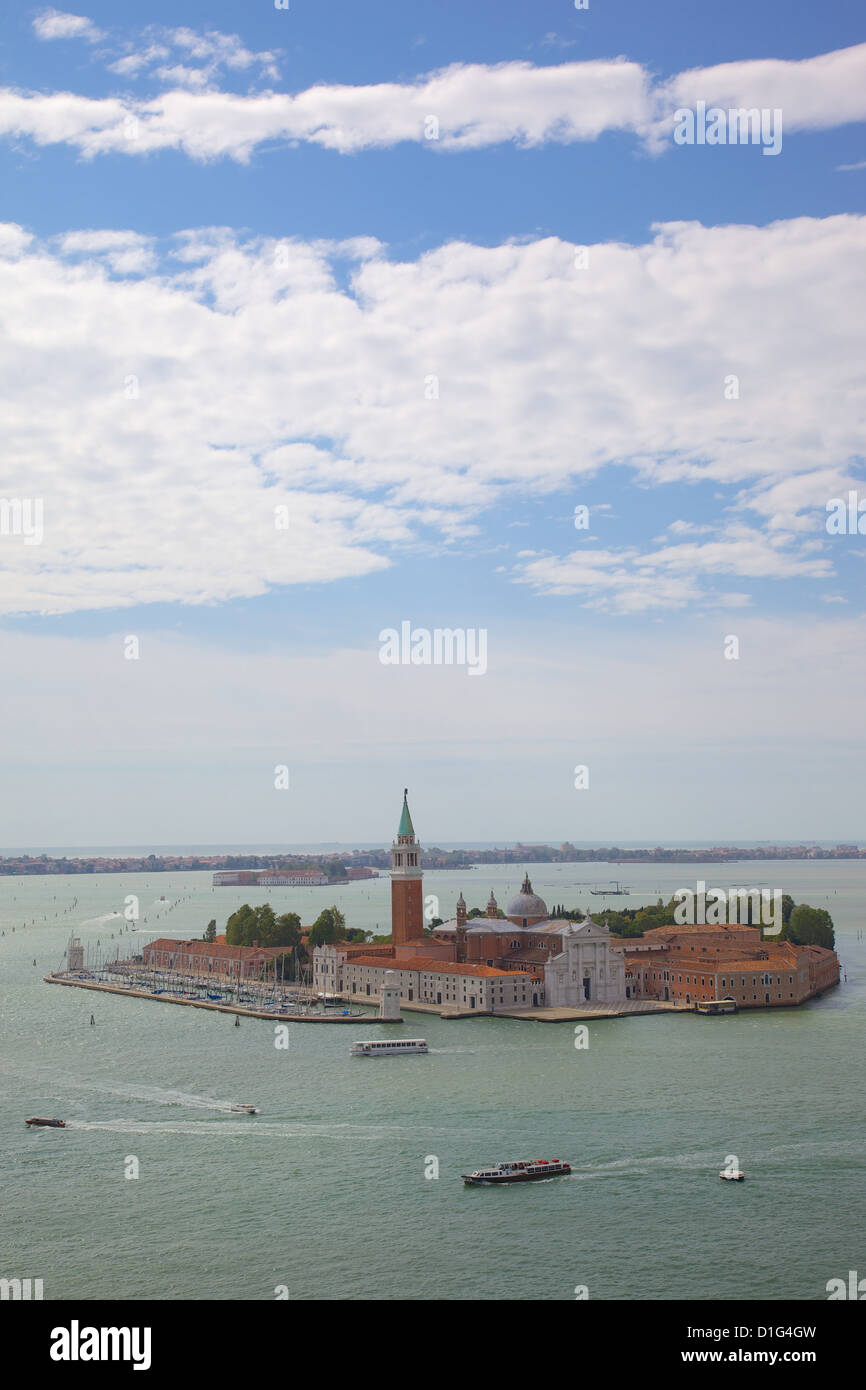 Vue de l'île de San Giorgio Maggiore à partir de la basilique San Marco de campanile, Venise, Vénétie, Italie, Europe Banque D'Images