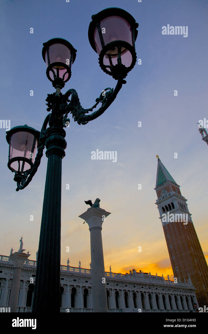 Vue sur le Campanile au crépuscule, la Piazza San Marco, Venise, UNESCO World Heritage Site, Vénétie, Italie, Europe Banque D'Images