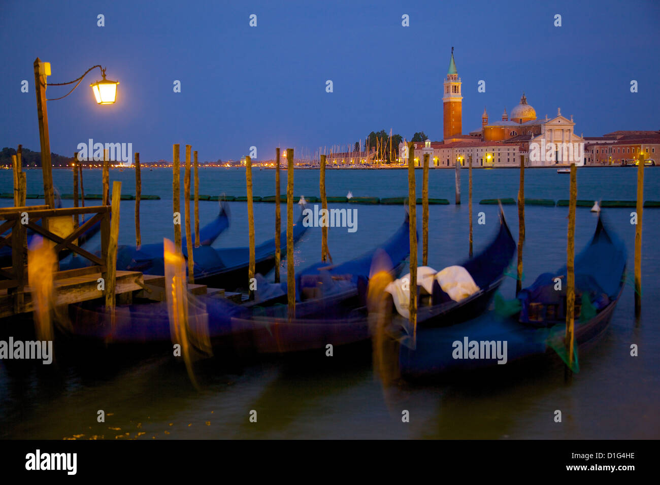 La gondole sur la lagune, San Giorgio Maggiore, au-delà de la Riva degli Schiavoni, au crépuscule, Venise, Vénétie, Italie, Europe Banque D'Images