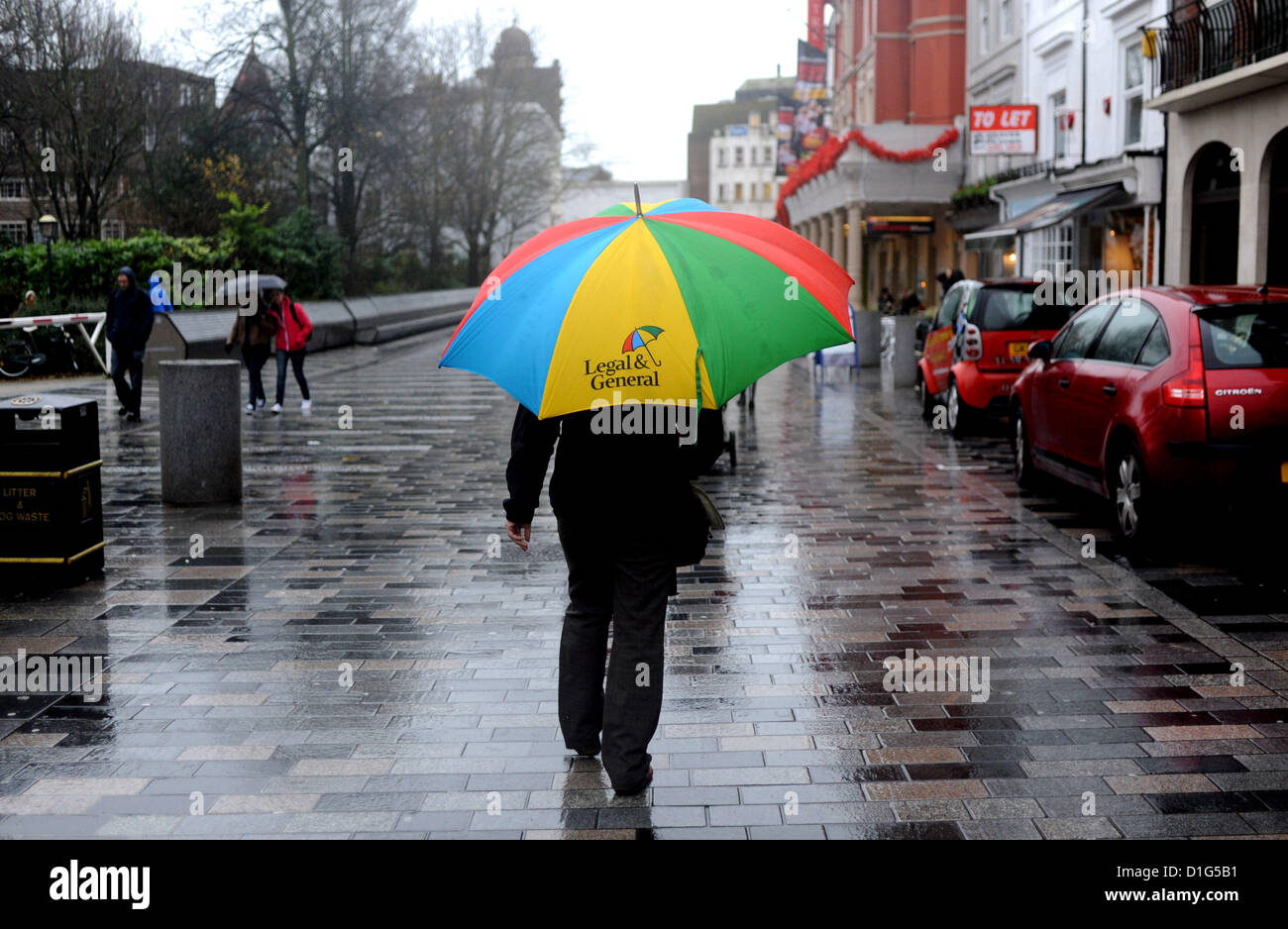 Brighton Sussex UK 20 décembre 2012- les parasols colorés à Brighton aujourd'hui au cours de la forte pluie Banque D'Images