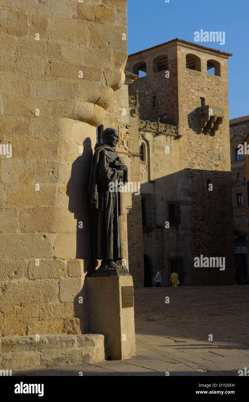 Caceres, San Pedro de Alcántara statue, Vieille Ville, site du patrimoine mondial de l'UNESCO, l'Estrémadure, Espagne Banque D'Images