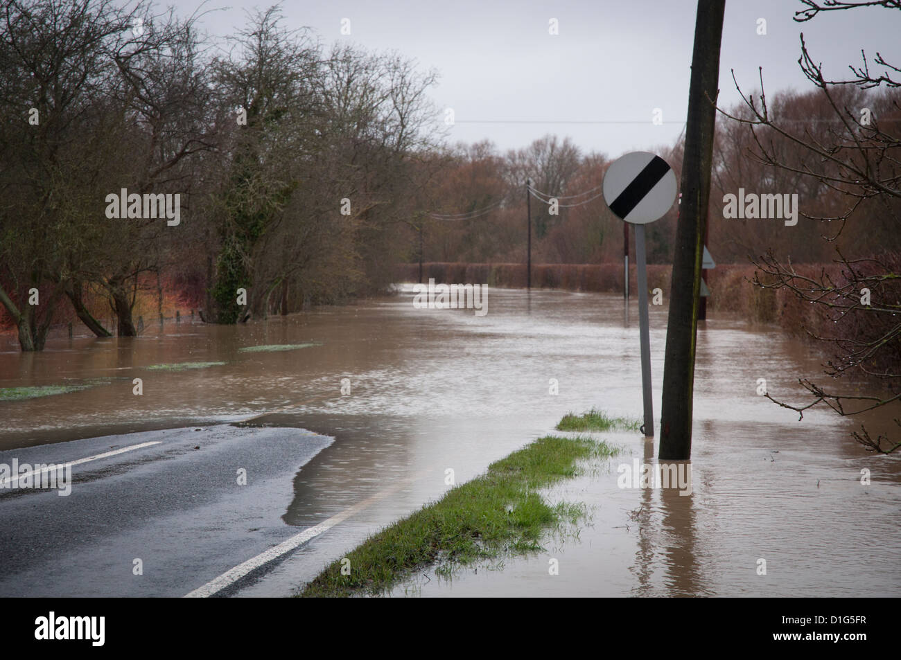 Route inondée, impraticables, limite de vitesse National Road Sign Banque D'Images