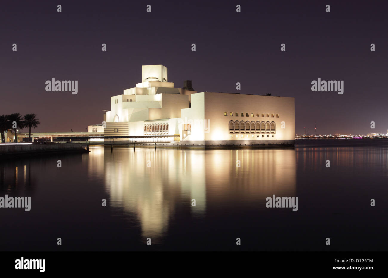Musée d'Art islamique de Doha est éclairée la nuit. Le Qatar, au Moyen-Orient Banque D'Images