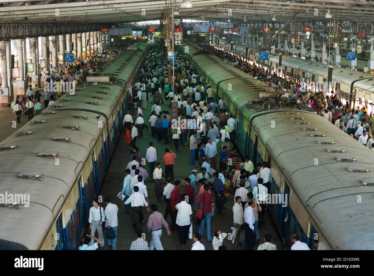 L'heure de pointe dans le Victoria Terminus (Gare Chhatrapati Shivaji), Mumbai (Bombay), Maharashtra, Inde, Asie Banque D'Images