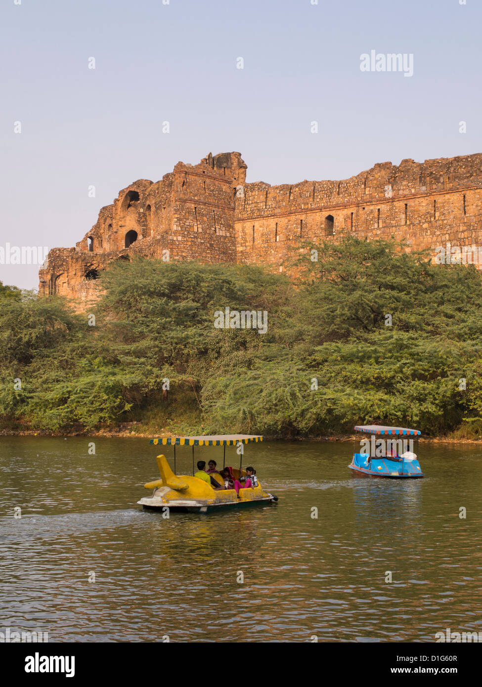 Bateaux dans les douves autour de Purana Qila Delhi fort le plus ancien, construit en 1583, Delhi en Inde. Banque D'Images